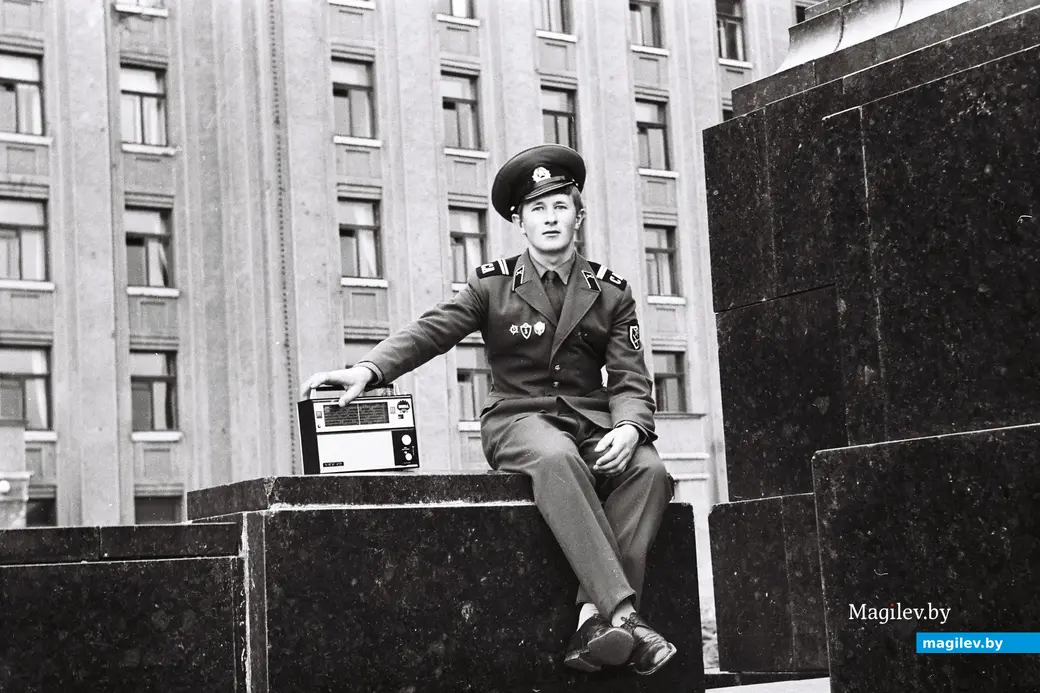 1970-е годы, Могилев. Манипуляции с фуражками. которые легли в основу отмеченного медалью снимка «Виват». Василь Титов отшлифовал еще во время свой службы в Советской