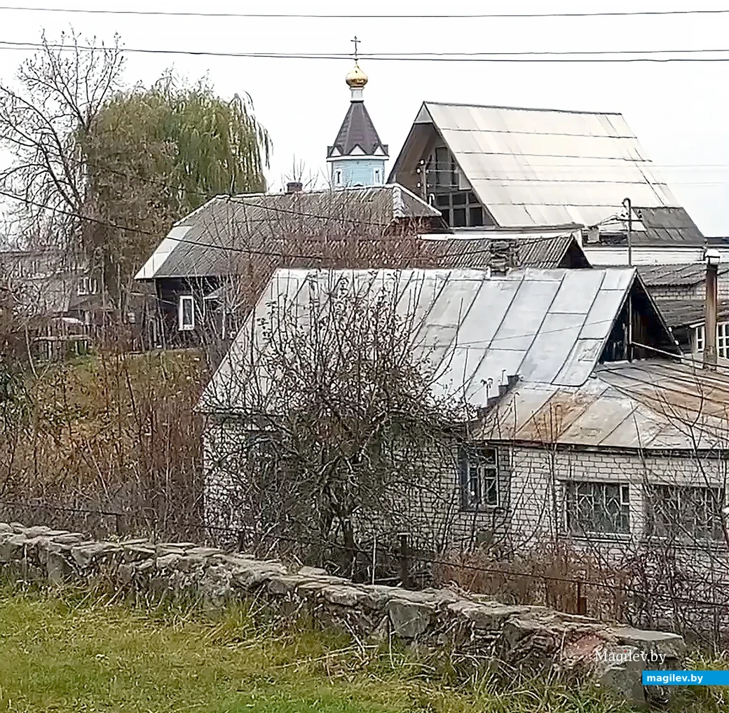 Ноябрь 2024 года. Глуск. Переулок Речной с высоты вала Глусского замка. Вдалеке видна