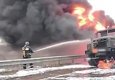 Бензовоз горел на трассе под Бобруйском: огонь тушили спасатели (видео)