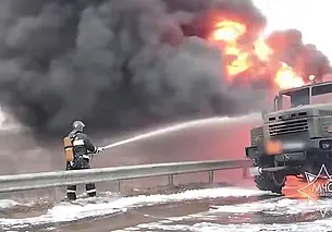 Бензовоз горел на трассе под Бобруйском: огонь тушили спасатели (видео)