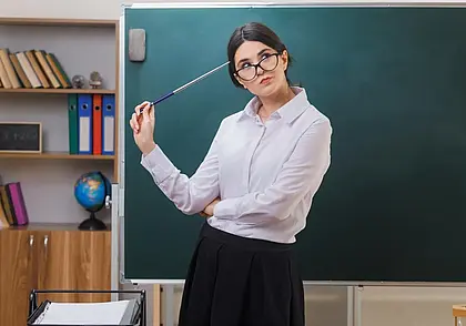 Профосюзы открыли прямую телефонную линию по вопросам оплаты труда педработников