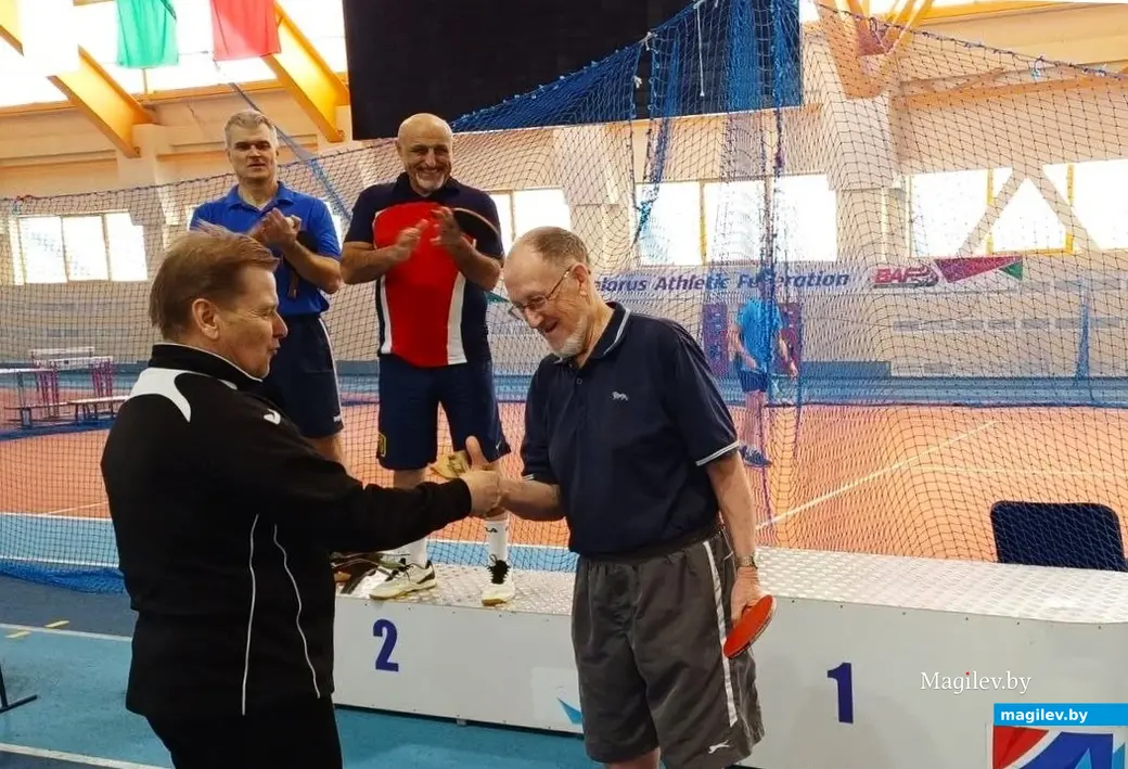 2024 г., Могилев , спорткомплекс «Олимпиец». Джеф Шарп у пьедестала почета.