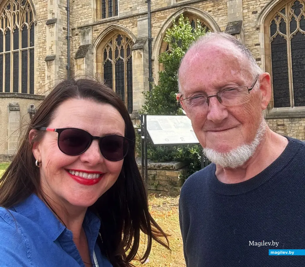 2024 г., Англия. Джеф с дочерью на своей малой родине.