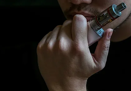 В Беларуси могут запретить курение вейпов возле подъездов многоэтажек