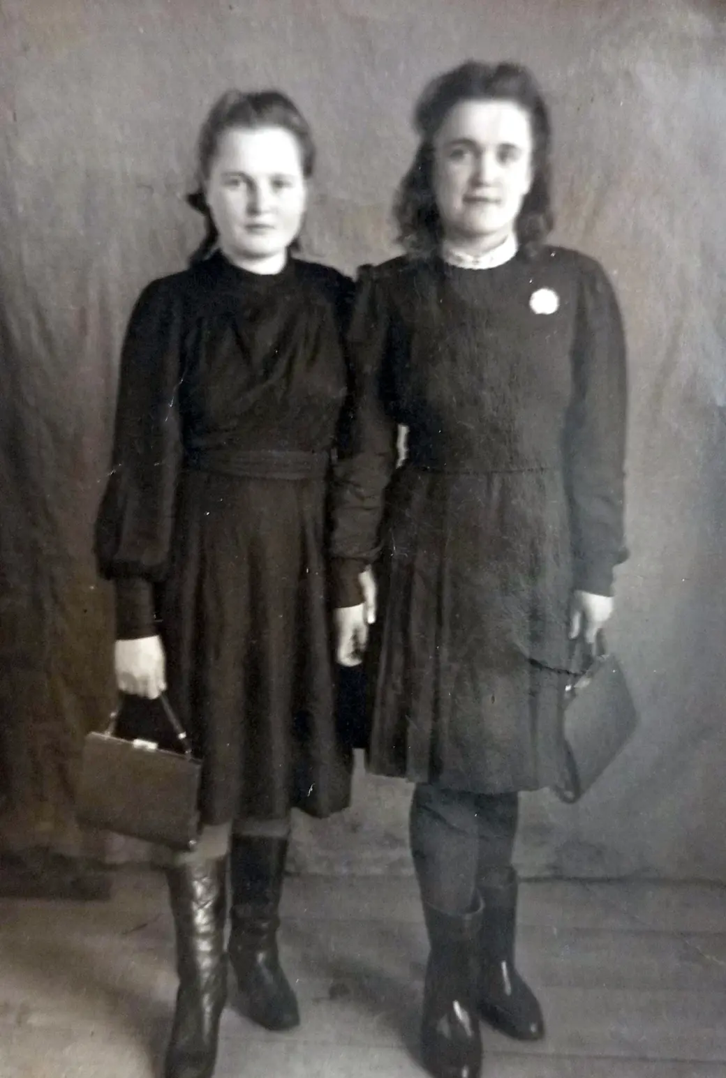 Слева – моя мама Нина Андреевна Петрова (в девичестве) с подругой. 1949 год.