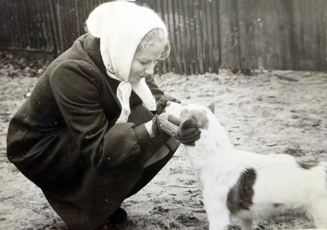Конец 1970-х. Глуск. Людмила на родной улице им. Вилюги.