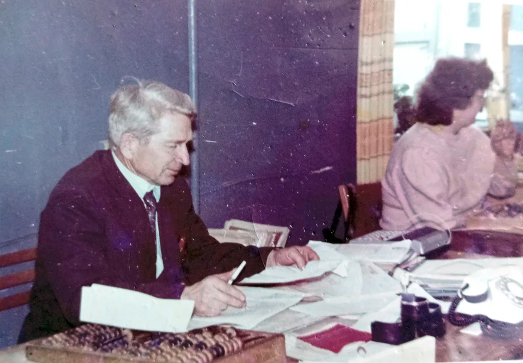 Конец 1980-х. Глуск. Василий Катарский на рабочем месте в Комбинате бытового обслуживания.