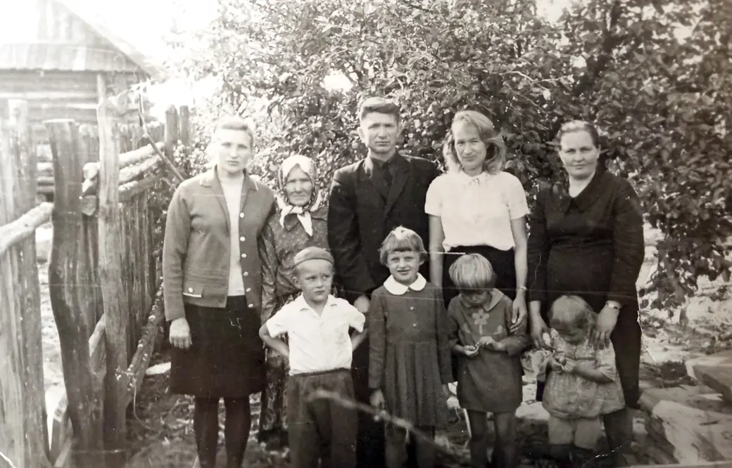 Начало 1960-х. Деревня Косаричи. Семья Катарских. Василий Романович (в центре) с мамой Зинаидой, сестрами, женой и племянниками.