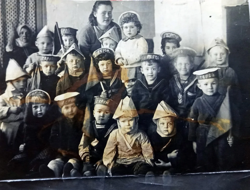 1949 год. Глуск. Детский садик. Наум Борисович Сандомирский во 2 ряду третий слева. Фото из