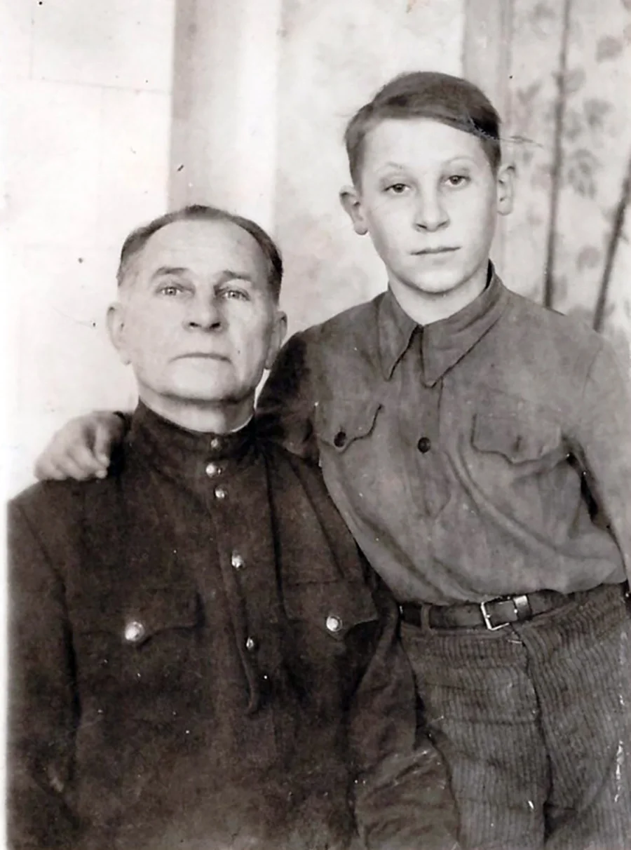 1950-е. Глуск. Тот самый подросток Юрка Семенов, сын главного врача больницы Александра