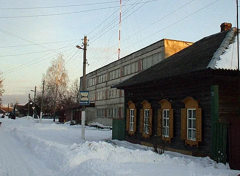 2004 год. Глуск. Улица Комсомольская. В доме справа жили Зеленцовы, потом Варавы. Фото из архива
