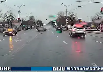 В Могилеве 16 января пьяный водитель совершил ДТП и скрылся. Видео