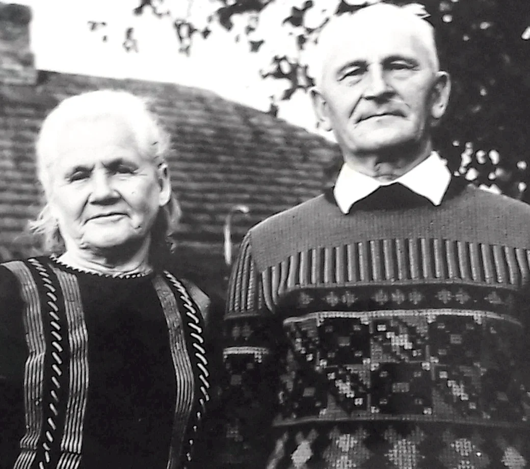 1980-е. Глуск. Бывшая фронтовичка Полина Ивановна Бруевич и ее муж Василий Иванович. Фото: ok.ru.