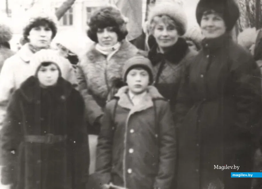 Бобруйск. первая половина 1980-х. Светлана Певнева (справа) с коллегами на демонстрации. Рядом с