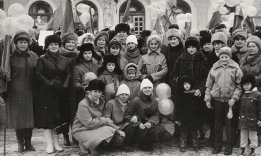 Бобруйск вторая половина 1980-х. Демонстрация 7 ноября. Светлана Митрофановна (в верхнем ряду в