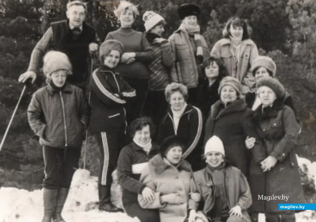 Вторая половина 1980-х, д. Столяры Осиповичского района. Соревнования по лыжам. Во втором ряду: