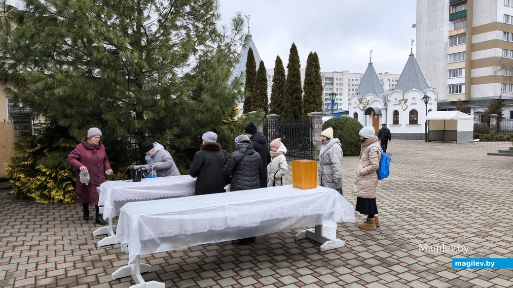 18.01.2025. Бобруйск. Раздача крещенской воды в Свято-Георгиевском храме.