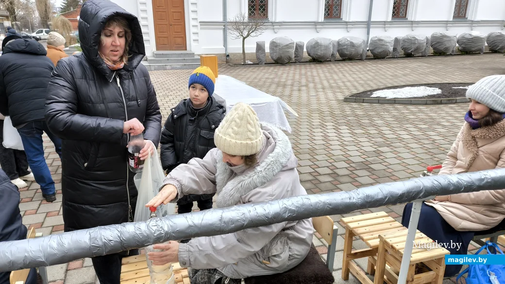 18.01.2025. Бобруйск. Раздача крещенской воды в Свято-Георгиевском храме.