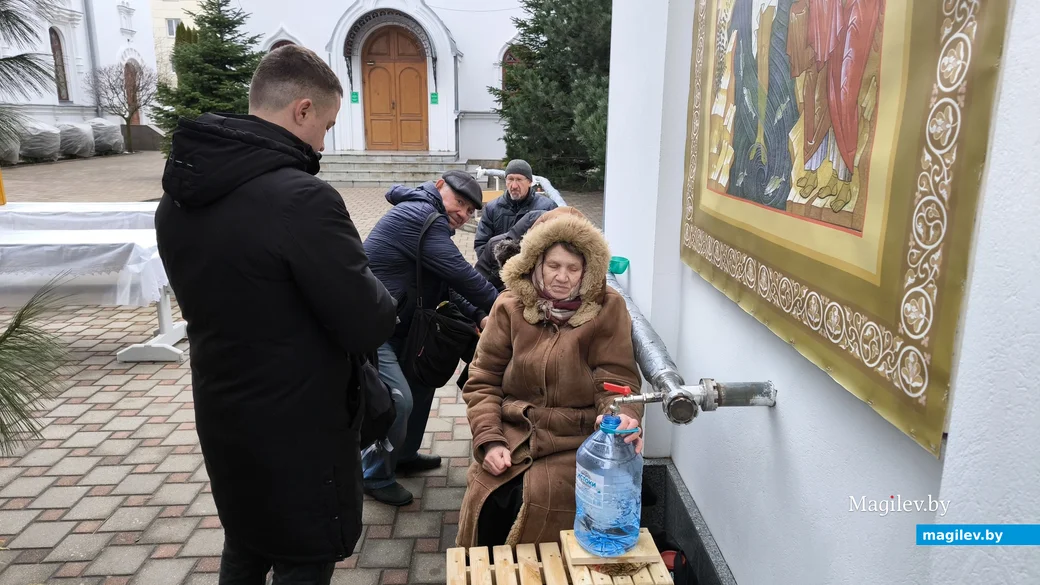 18.01.2025. Бобруйск. Раздача крещенской воды в Свято-Георгиевском храме.
