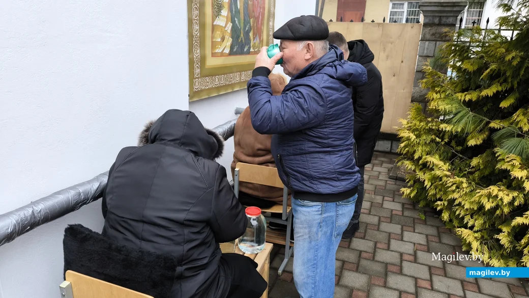 18.01.2025. Бобруйск. Раздача крещенской воды в Свято-Георгиевском храме.