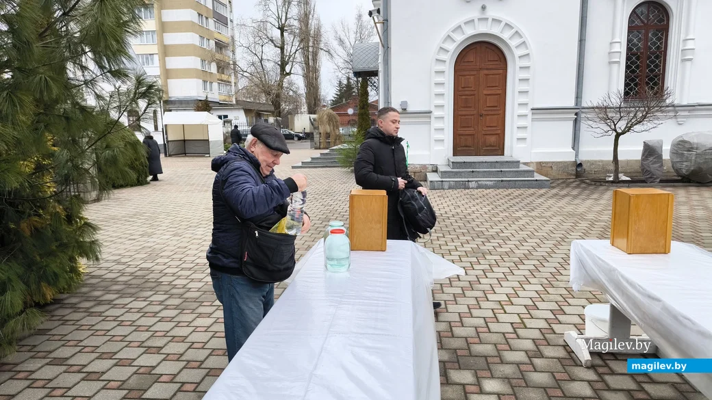 18.01.2025. Бобруйск. Раздача крещенской воды в Свято-Георгиевском храме.
