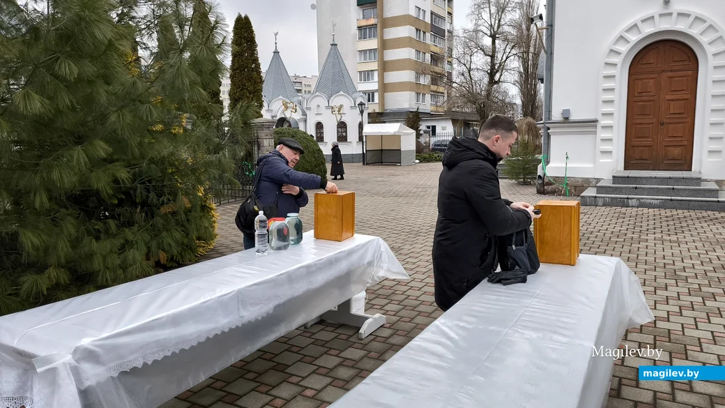 18.01.2025. Бобруйск. Раздача крещенской воды в Свято-Георгиевском храме.