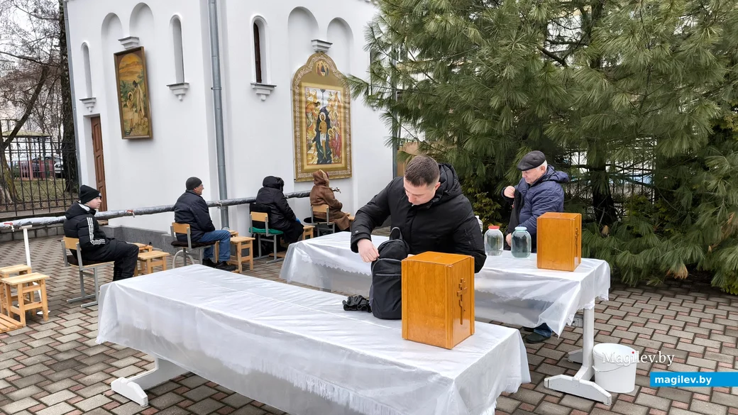 18.01.2025. Бобруйск. Раздача крещенской воды в Свято-Георгиевском храме.