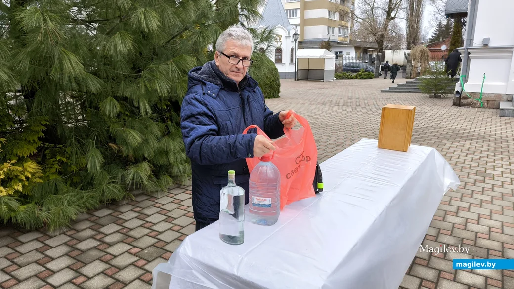 18.01.2025. Бобруйск. Раздача крещенской воды в Свято-Георгиевском храме.