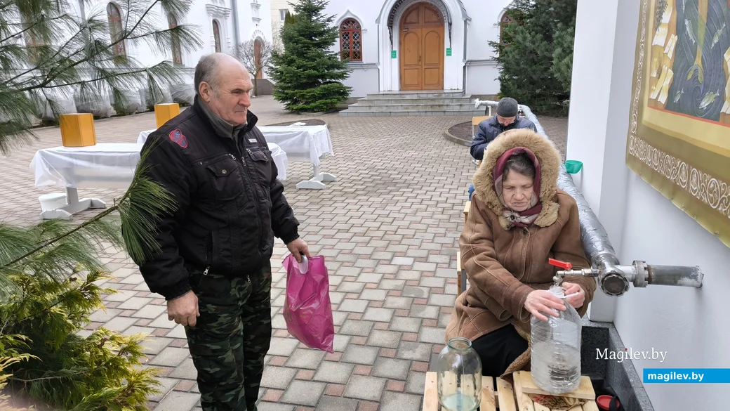 18.01.2025. Бобруйск. Раздача крещенской воды в Свято-Георгиевском храме.