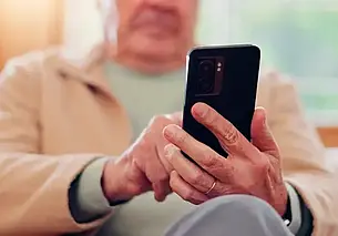 В Москве ветеран советской разведки выбросил в окно свои сбережения по указанию аферистов