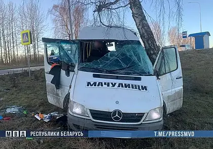 Под Минском в ДТП опрокинулась маршрутка. Пассажиры госпитализированы с травмами