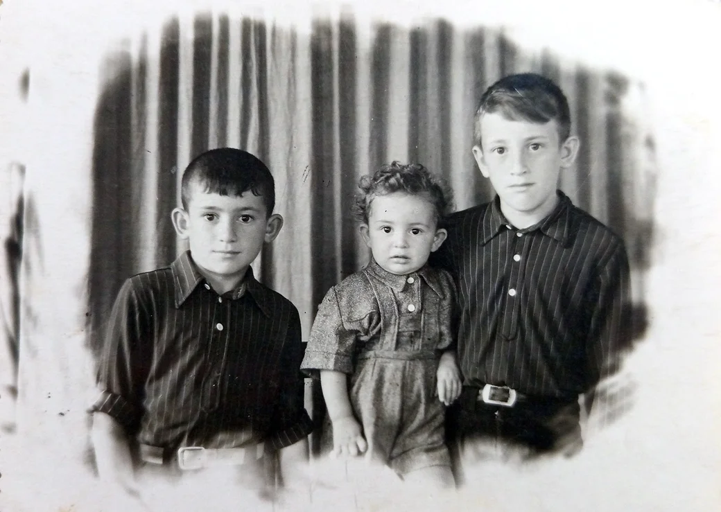 1957год. Глуск. Братья Сандомирские (слева направо): Азик, Леня и Наум. Фото из архива Наума