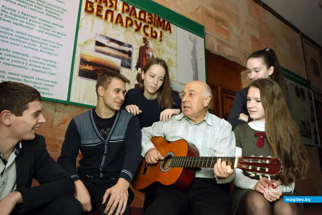 2010-е гг. Могилев, областной лицей №1. Валерий Барашков на перемене поет своим ученикам.