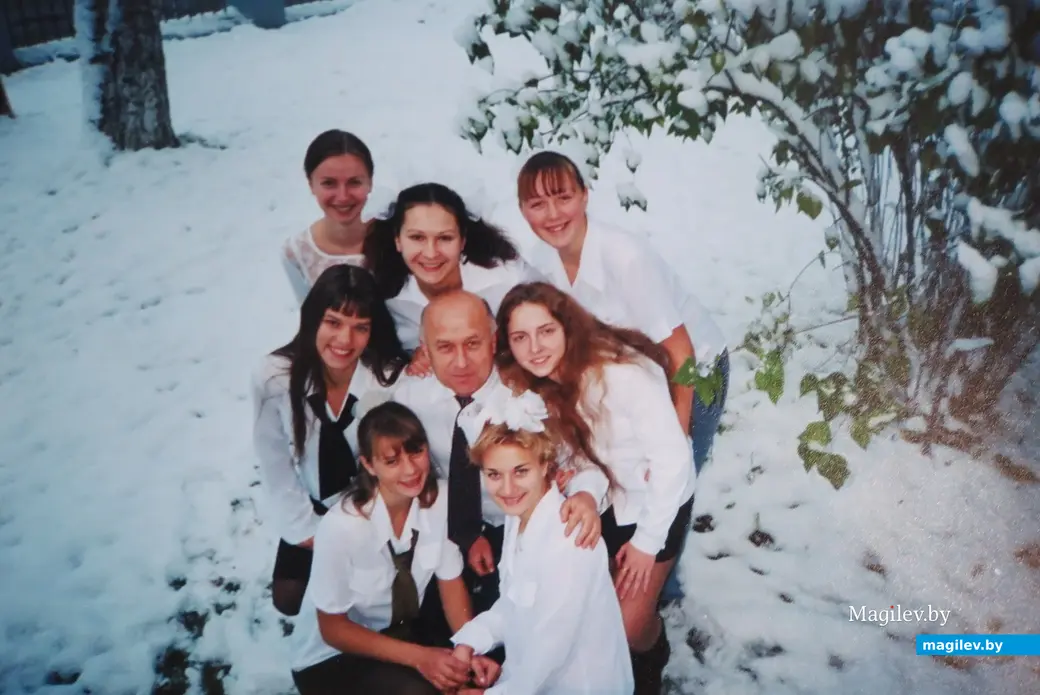 2000-е гг. Могилев, территория областного лицея №1. Празднует на улице с лицеистами проведение контрольной.