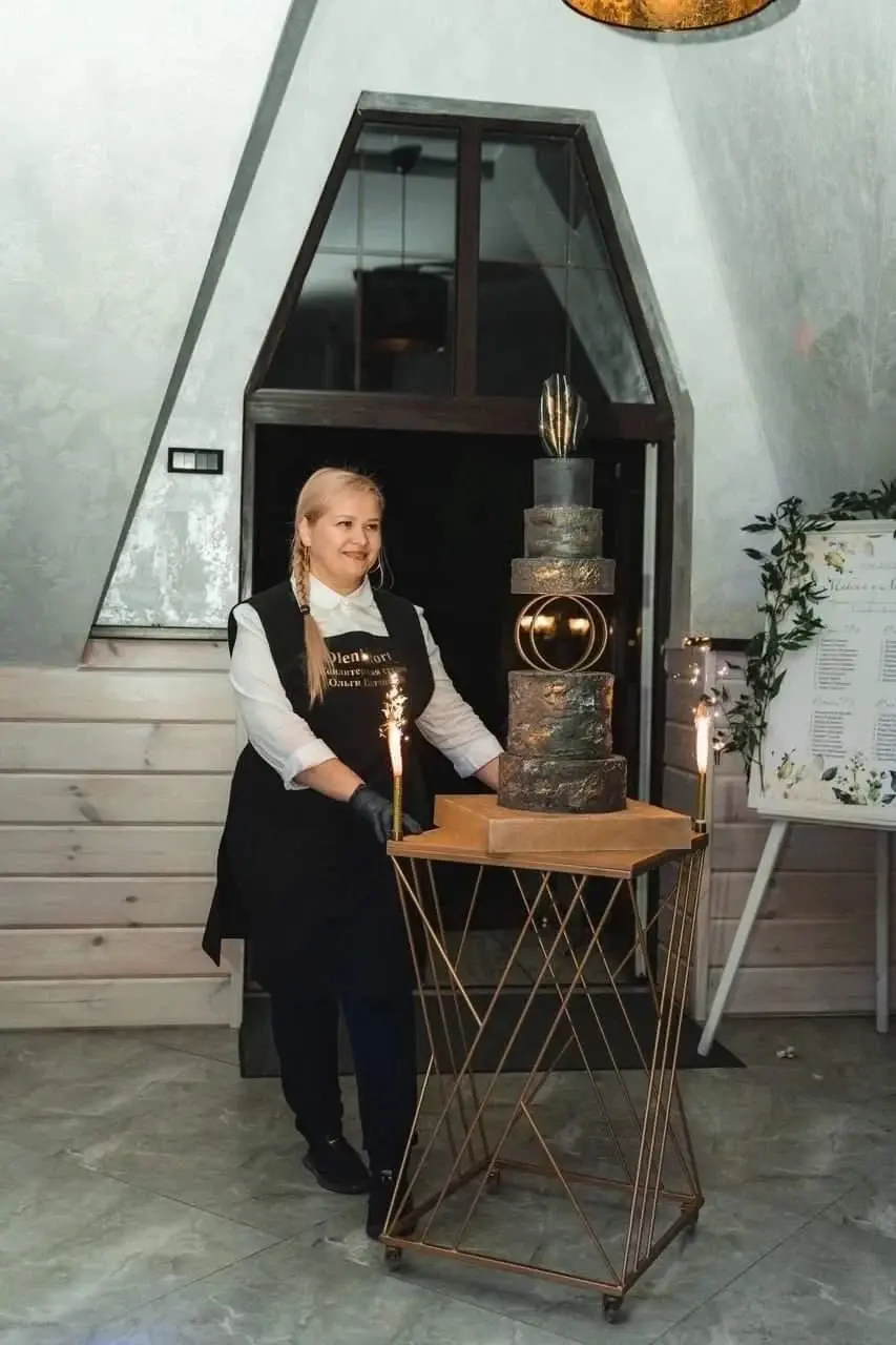 Ольга Потапова презентует свой авторский торт.