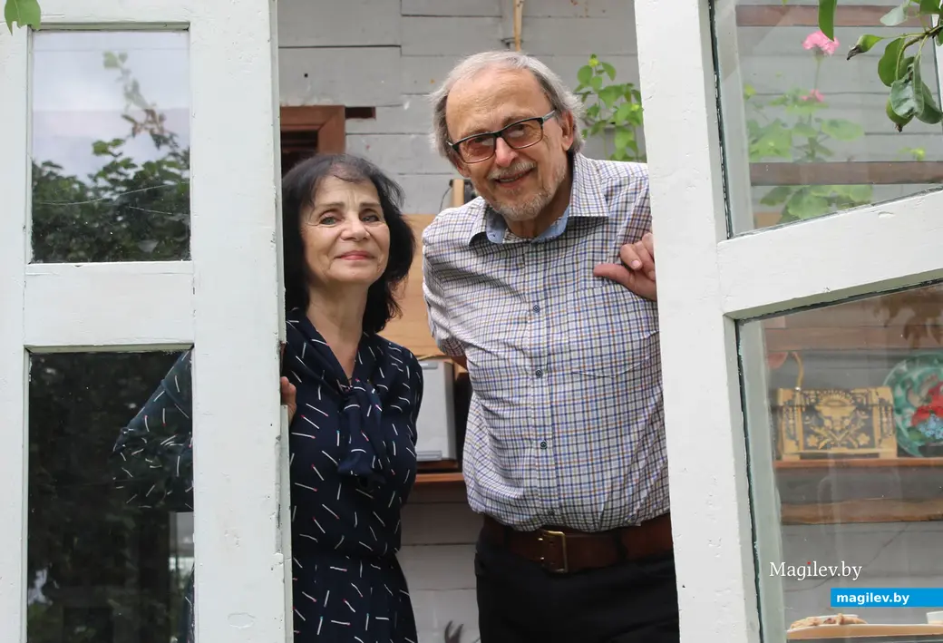 Лето 2024 года. Могилев. Ирина Васильевна и Александр Николаевич Бондаревы. Веранда дома №20 по улице Карпинского.