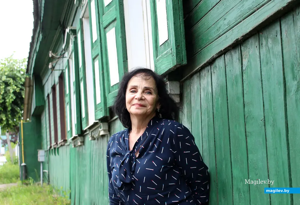 Лето 2024 года. Могилев. Ирина Васильевна Бондарева и дом №20 по улице Карпинского.