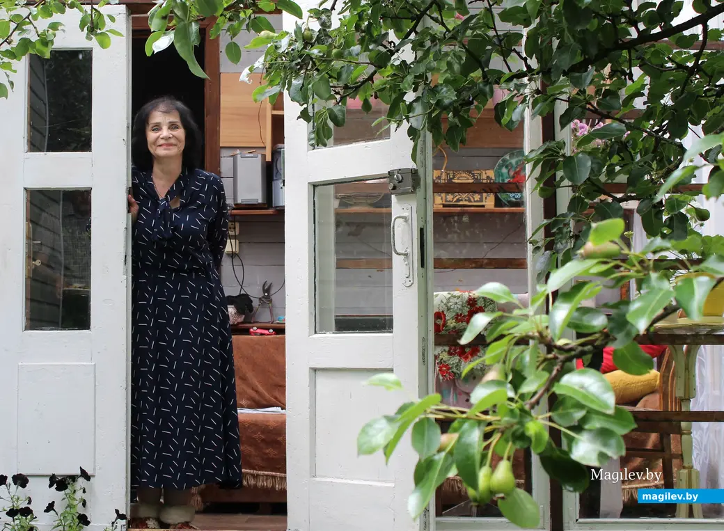 Лето 2024 года. Могилев. Ирина Васильевна Бондарева на веранде дома №20 по улице Карпинского.