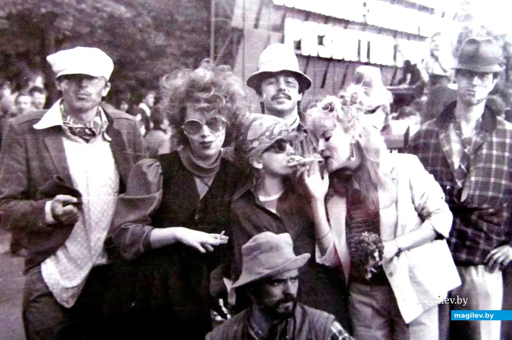 Могилев. 1989 год. Александр Николаевич Бондарев (слева) на празднике города с коллегами. Уличная театральная постановка, направленная на борьбу с пьянством и курением.