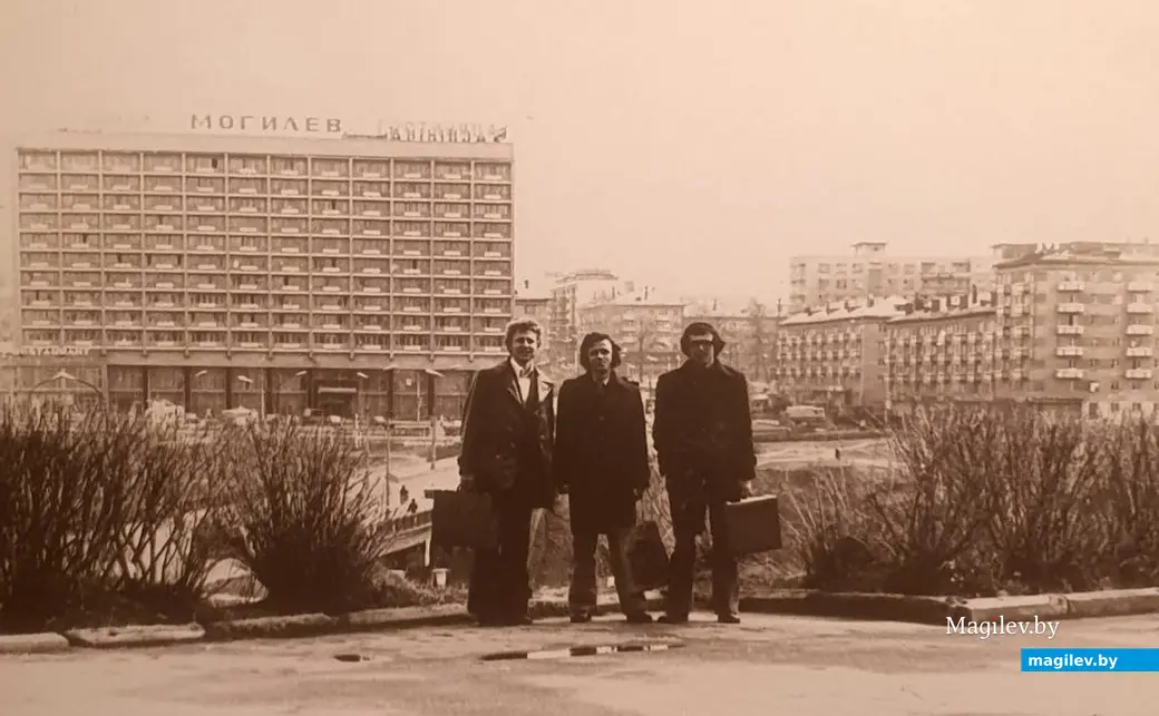 1980 год. Могилев. Александр Николаевич Бондарев с однокурсниками. На заднем плане – микрорайон Мир-1.