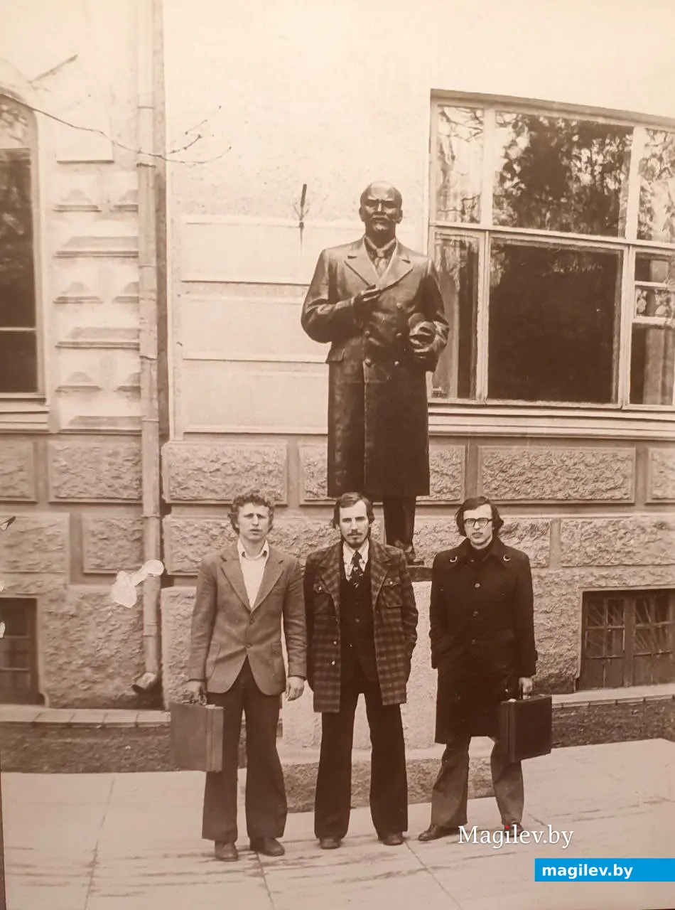 1980 год. Могилев. Александр Николаевич Бондарев с однокурсниками возле здания Могилевского горкома партии, ныне в здании художественный музей имени Павла Масленикова.