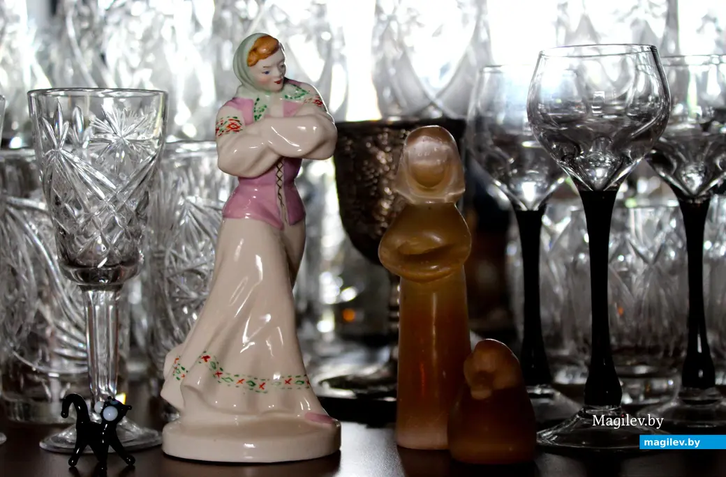 Лето 2024 года. Могилев. Дом №20 по улице Карпинского. Коллекция семейного посуды, принадлежавшей нескольким поколениям.