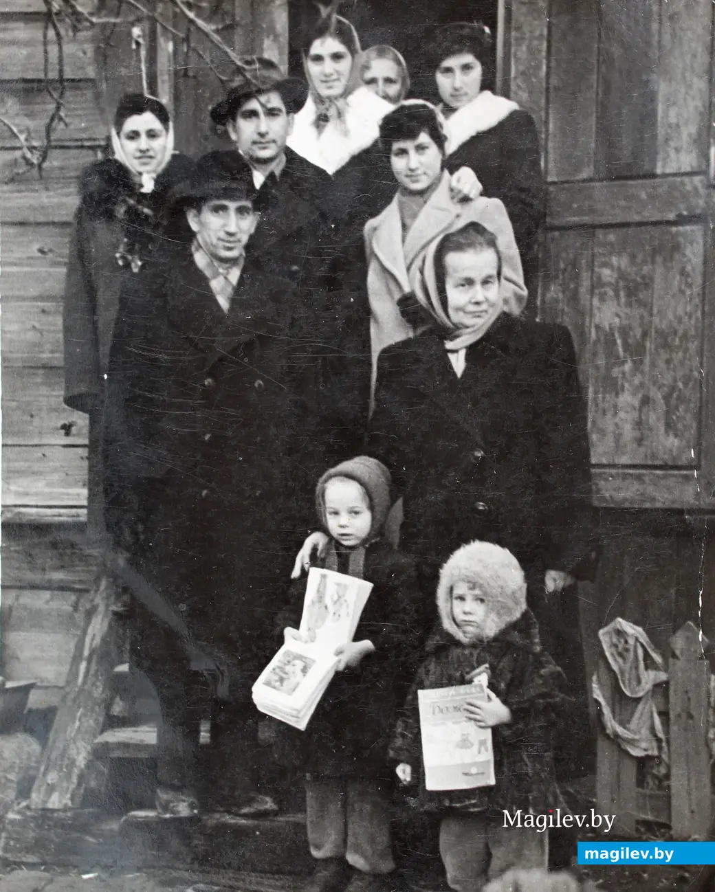 Могилев. На крыльце дома №20 по улице Карпинского. Начало 1960-х. Фото из семейного архива.