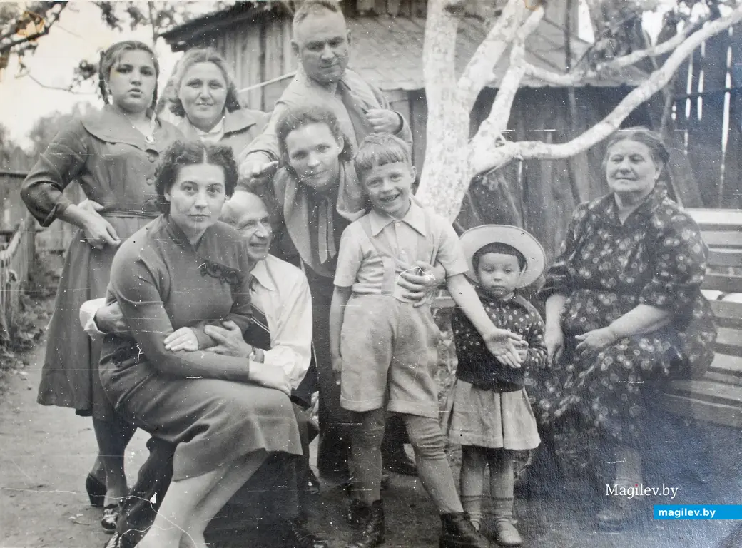 Могилев. Конец 1950-х. Хозяева, соседи и гости во дворе дома №20 по улице Карпинского. Маленькая Ирина в шляпке в центре.