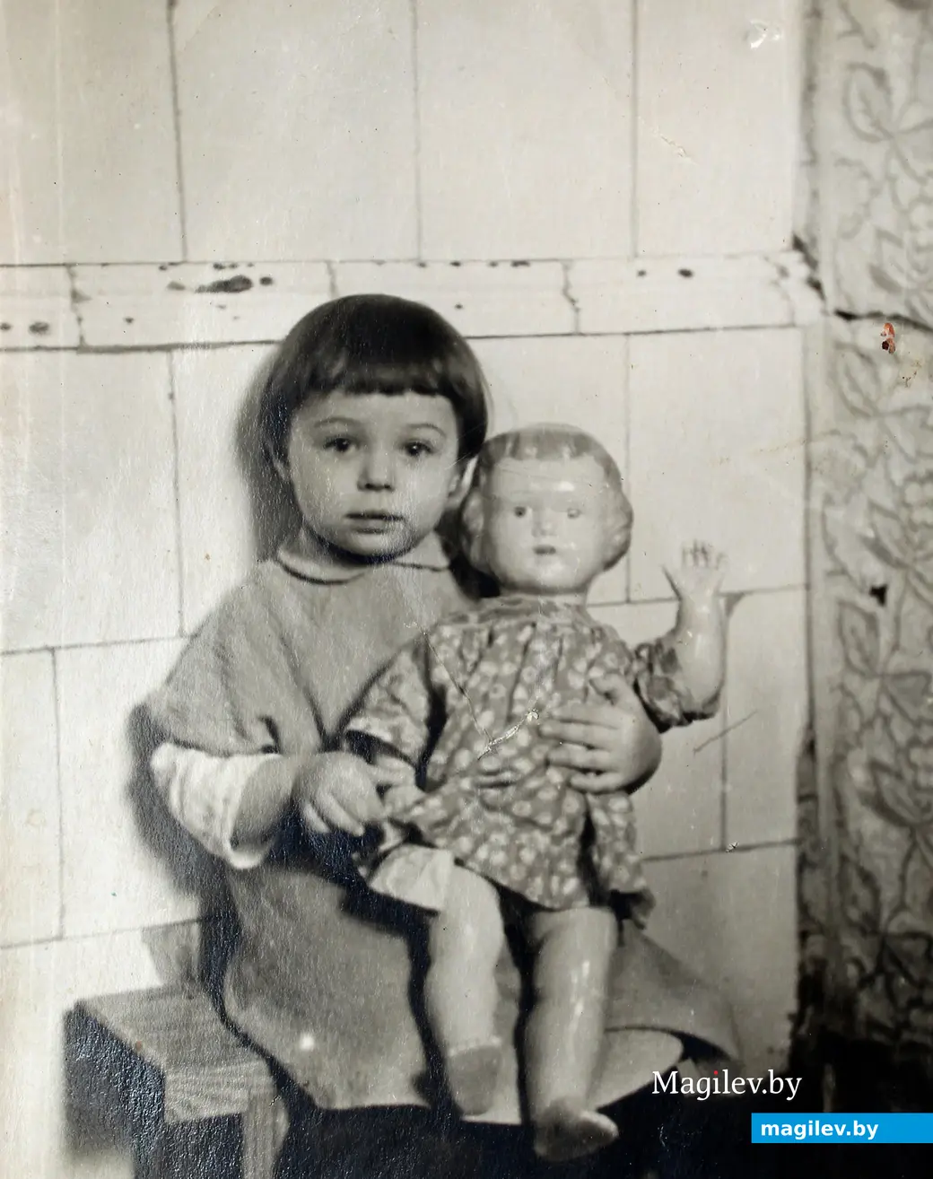 Могилев. Конец 1950-х. Ирина с куклой возле печки в доме №20 по улице Карпинского. .