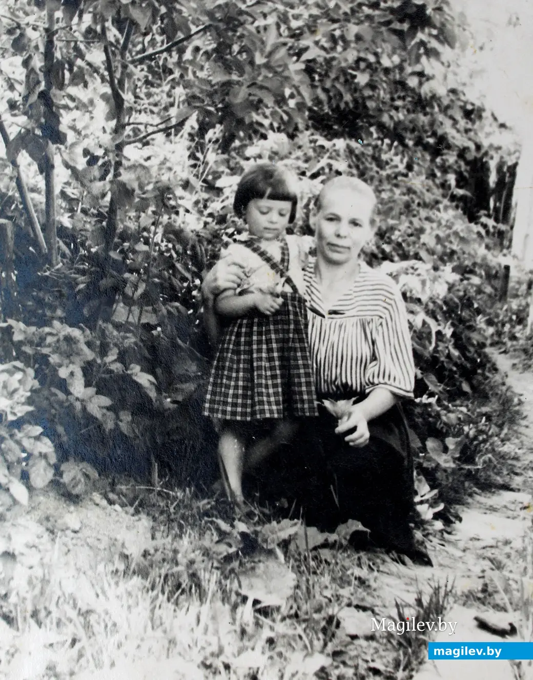 Могилев. Конец 1950-х. Во дворе дома №20 по улице Карпинского. Ирина с мамой.