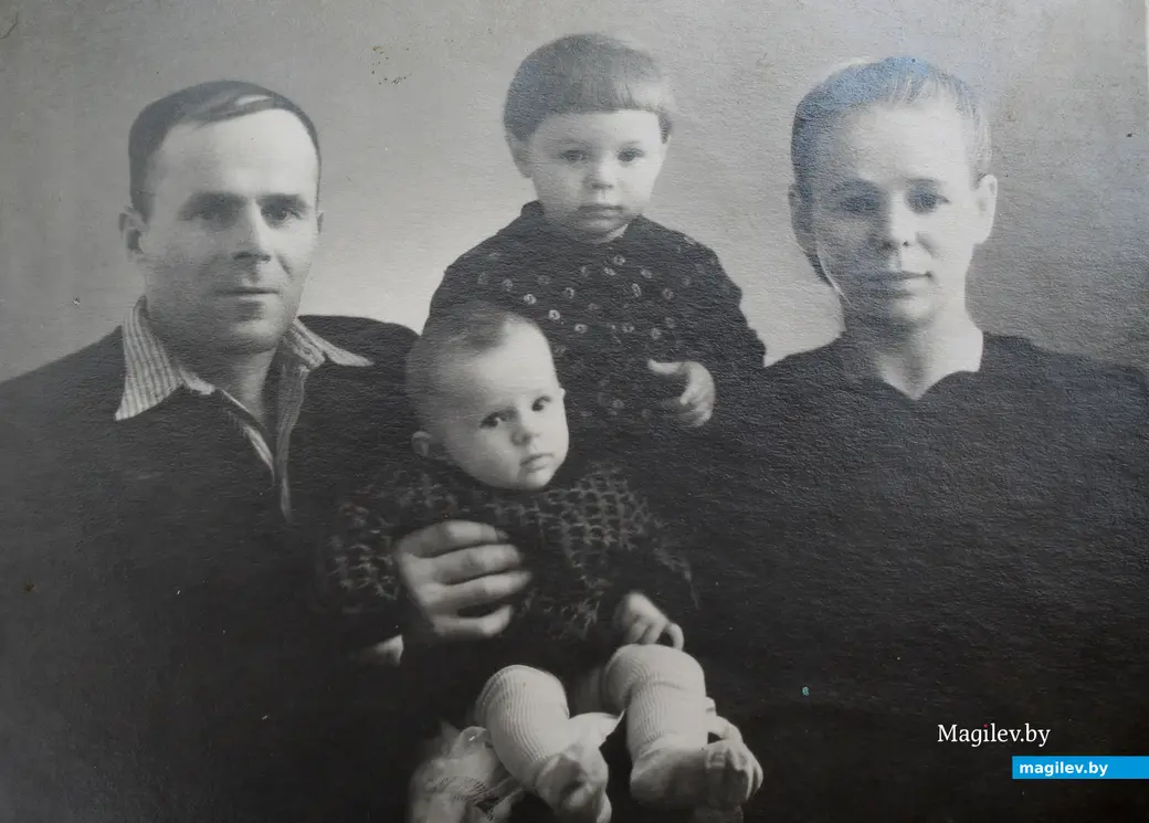 Могилев. Семья Мурашко: папа Василий Карпович, мама Анна Тихоновна и дочери Ирина и Галина. Конец 1950-х. Фото из семейного архива.