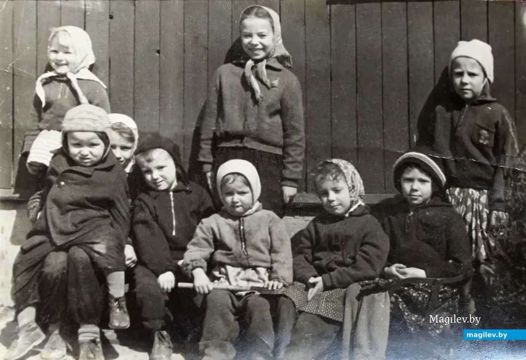 Возле стены «военного» дома: Нина Рыбакова, Алла Уголькова, Алла Николаева, брат Аллы Угольковой, Саша Якубович, Ирина Босакова, Оля Босакова, Ирина Мурашко, Галина