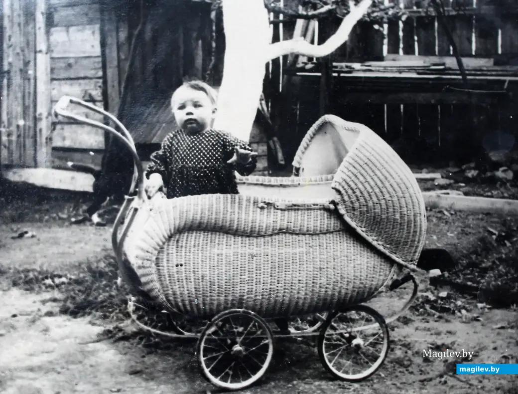 Могилев. Середина 1950-х. Во дворе дома №20 по улице Карпинского. Ирина с прогулочной коляской, которую брали на время у семьи Босаковых из «военного» дома.