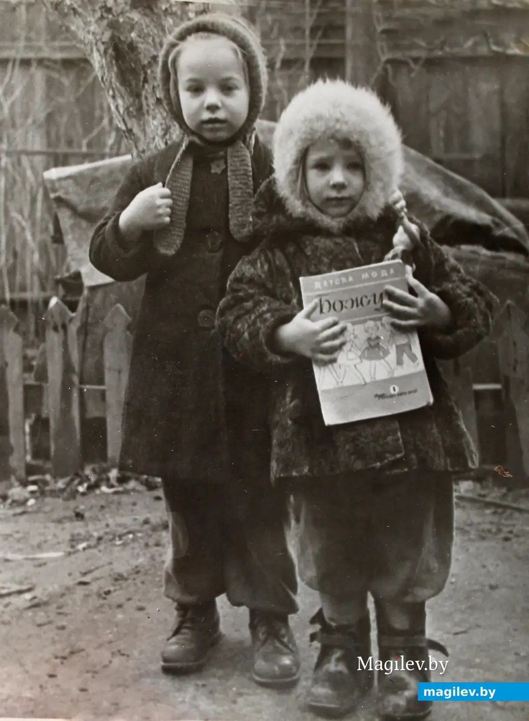 Могилев. Начало 1960-х. Сестры Ирина и Галина Мурашко с журналом мод во дворе дома №20 по улице Карпинского.